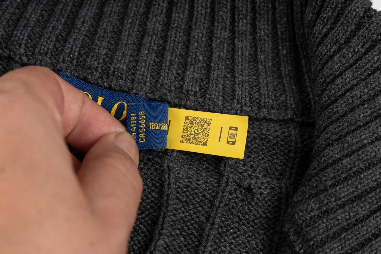 P260 #R98 RALPH LAUREN Ralph Lauren nine-color classic small label embroidery logo full zipper knitted cable cardigan sweater, high-density LOGO embroidery on the chest, original customization of tag accessories. Made of pure cotton yarn, pure cotton is skin-friendly and comfortable, small label war horse embroidered twist zipper cardigan sweater 🐎 high quality, follow the blogger to learn how to wear it! Let’s buy a Ralph Lauren cable sweater. It’s a super hard-to-find series after it became popular. It’s hard to find one on the official website. It’s simple and practical to wear, with a lazy and loose feel. The thickened fabric has more texture, feels soft and delicate, and has a loose fit. Whether worn alone or layered, you can wear different styles of fashion with just one piece!   Size：XS S M L